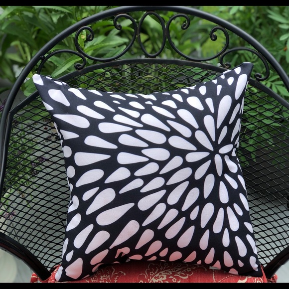 Outdoor & Indoor ‘Raindrops’ Pillow. Pre-stuffed. - Picture 8 of 8